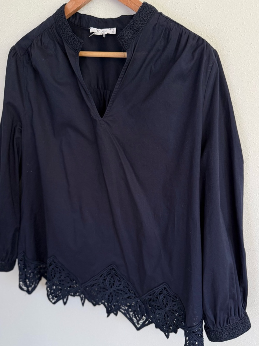 Chico’s Dark Navy Blouse Lace Hem Top V Neck 3/4 Sleeve Cotton Size 2 - Picture 2 of 7